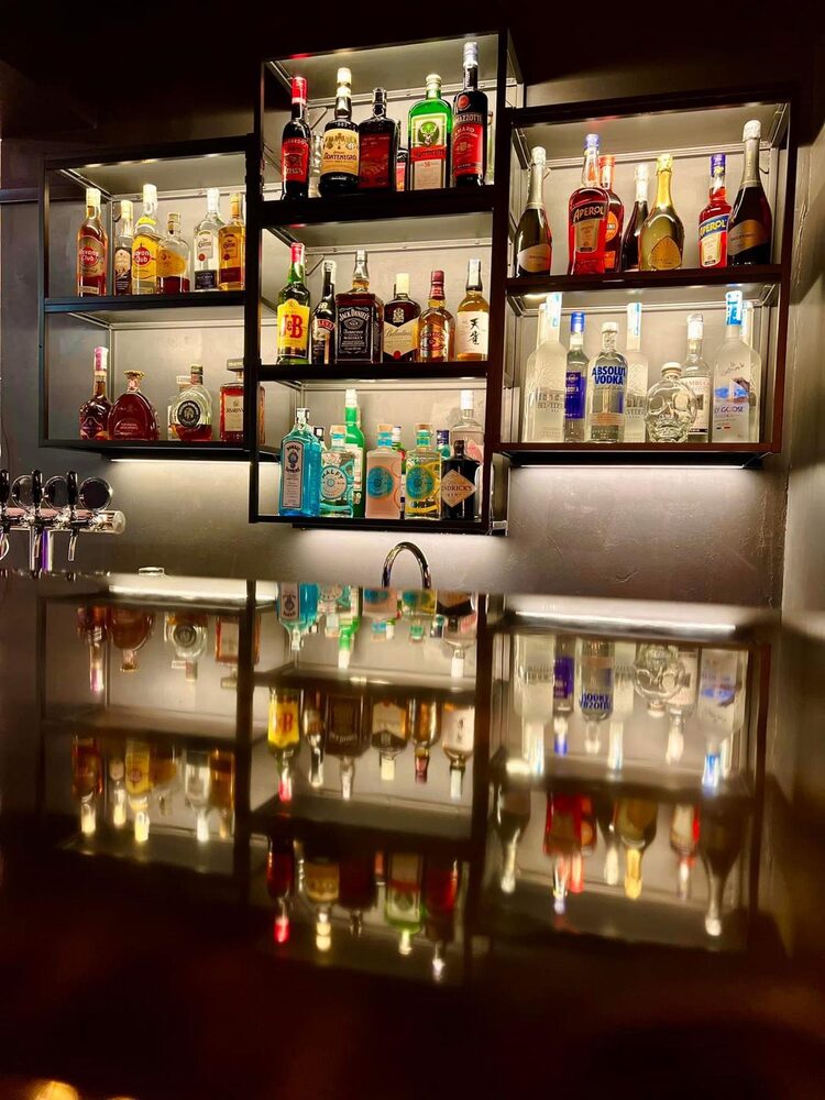 La selezione di distillati e liquori dietro al bancone