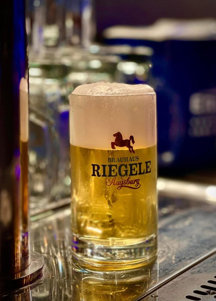 Una birra alla spina Riegele appena spillata al bancone