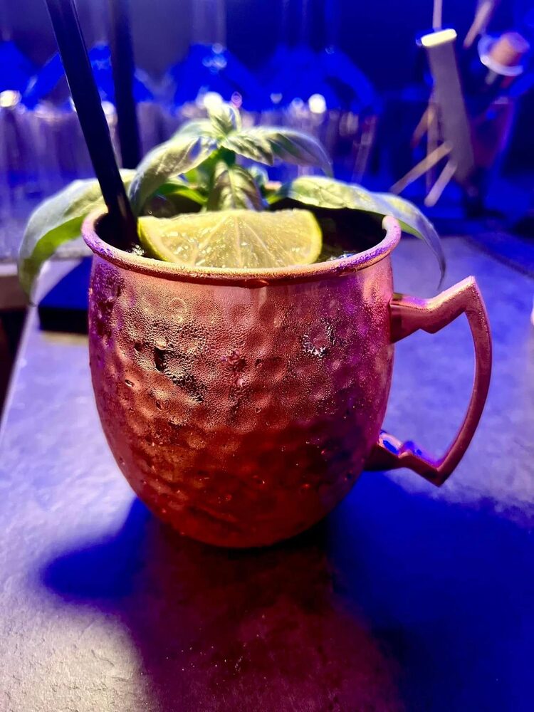 Un cocktail della casa servito al bar
