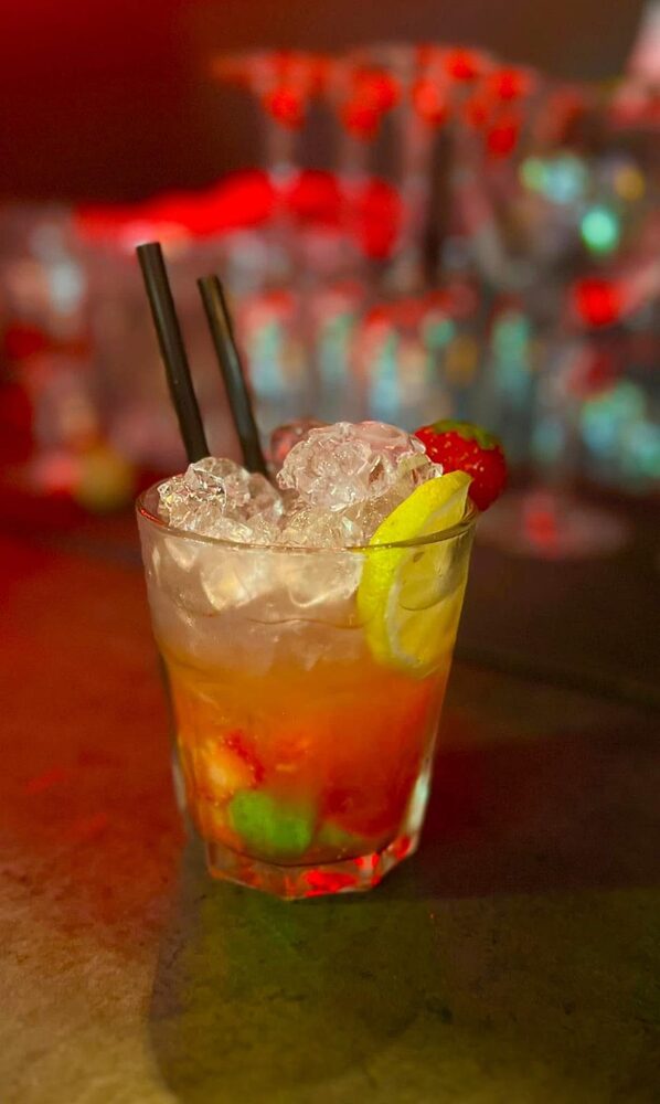 Un cocktail fresco preparato al bancone