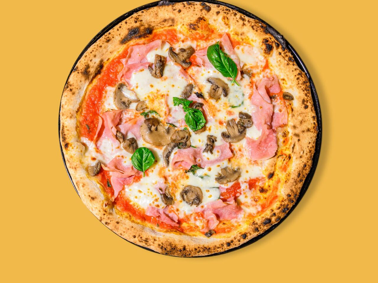 Pizza con prosciutto cotto e basilico