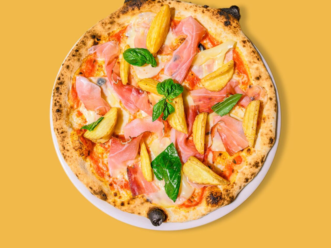 Pizza Regina con speck, patate e provola