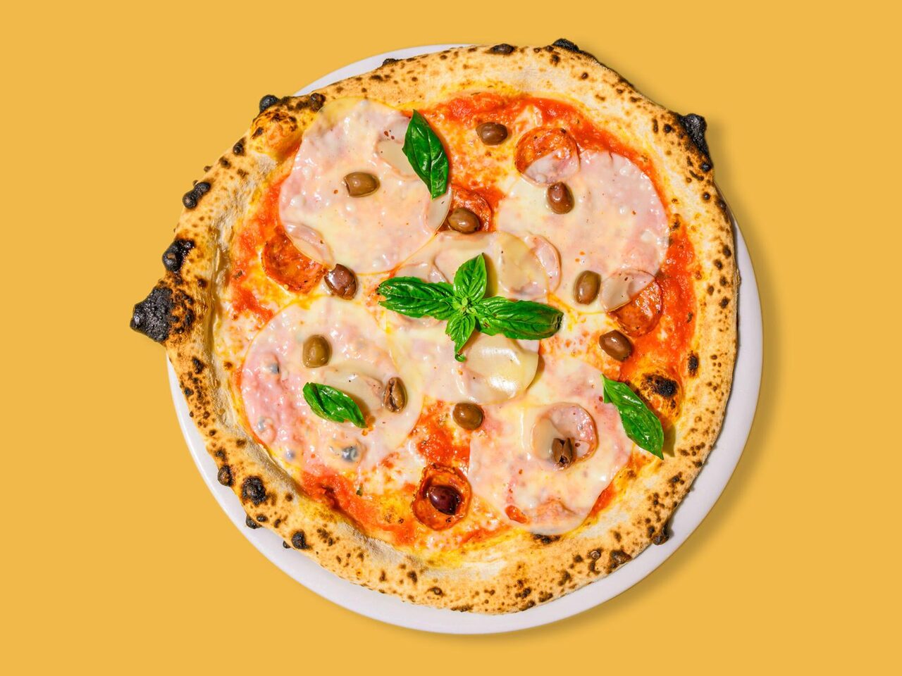 Pizza Calabra con salamino, provola e olive taggiasche
