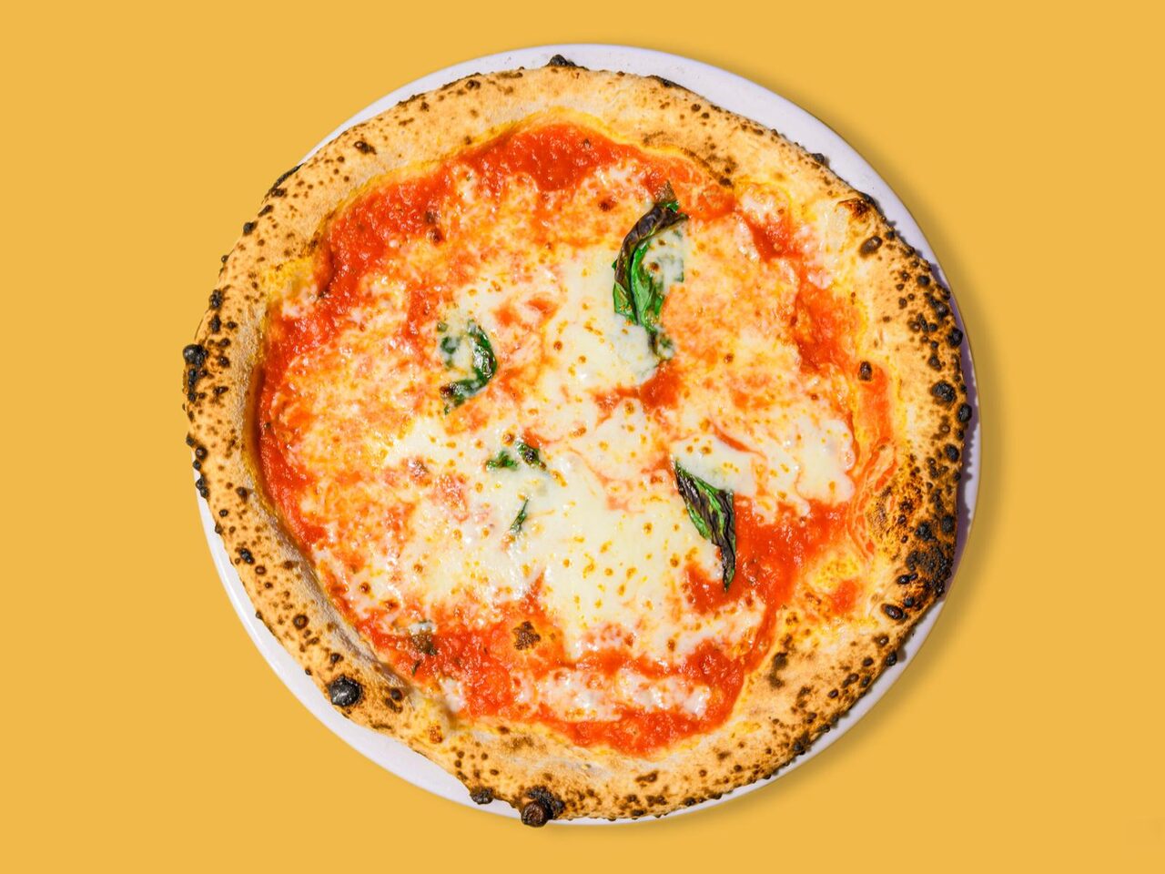 Pizza margherita con basilico fresco