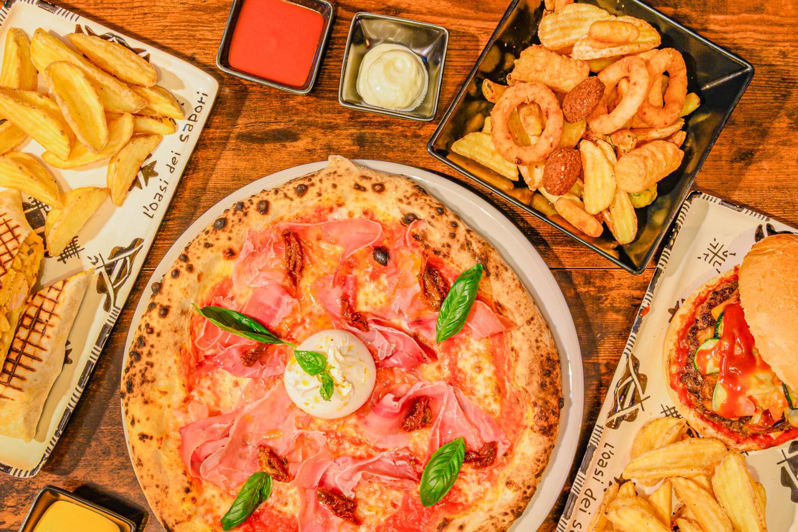 Tavolata dell'Oasi dei Sapori: pizza al crudo e burrata, patatine, fritti misti e hamburger